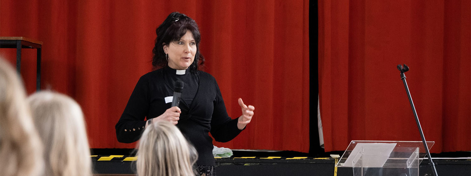 The Revd Liz Jackson speaks about Ukraine at a diocesan staff day